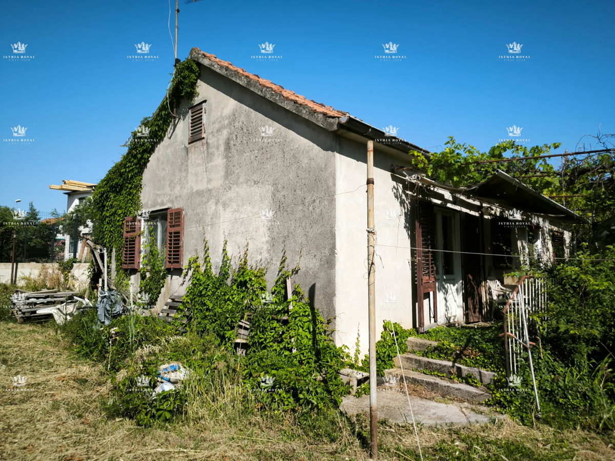 Hiša za obnovo na parceli z vsemi priključki – idealno za družino